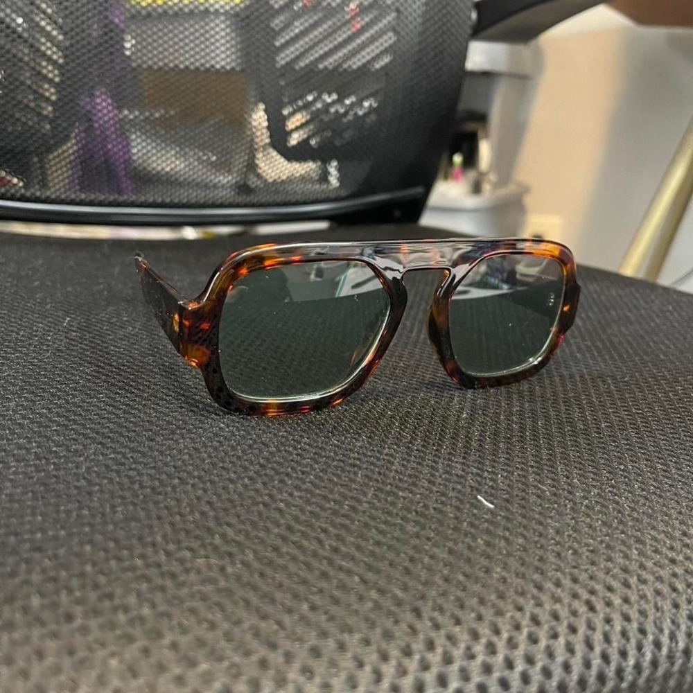 Tortoiseshell sunglasses with bigger frames
